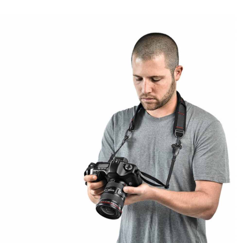Polstrování rozkládá tlak při delším nošení fotoaparátu.