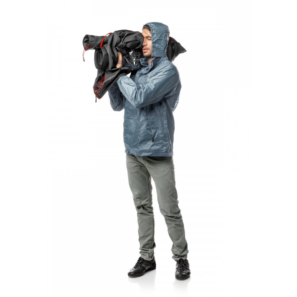 Kameraman používa veľkú videokameru s pláštenkou Manfrotto RC-1