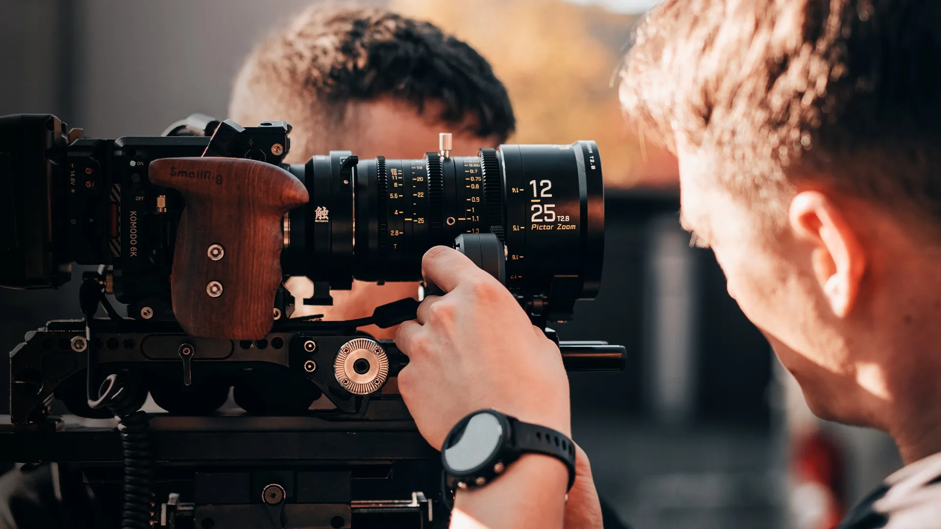 DZOFilm Pictor 12–25 mm v čiernom vyhotovení pri práci na cine kamere