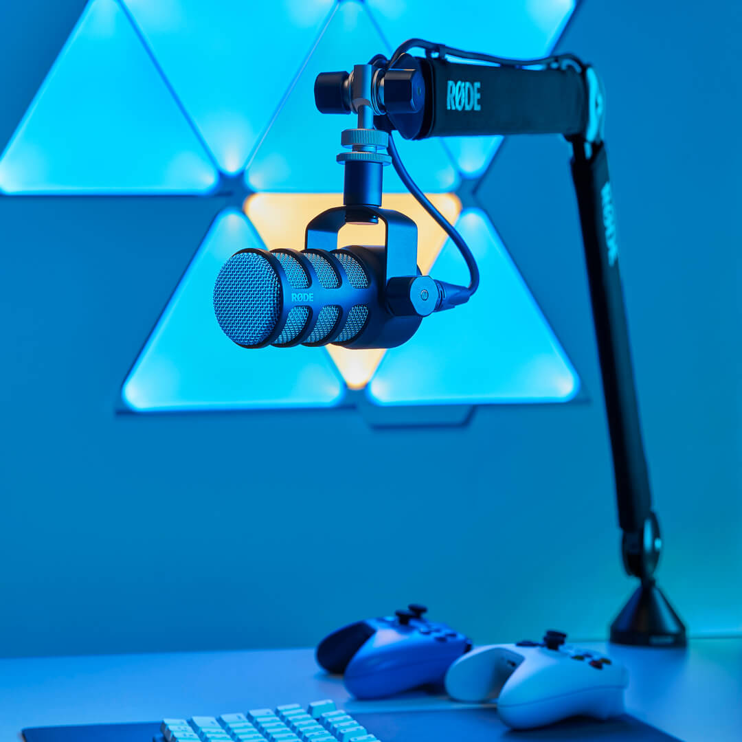 RØDE PSA1+ s mikrofónom PodMic nad pracovným stolom