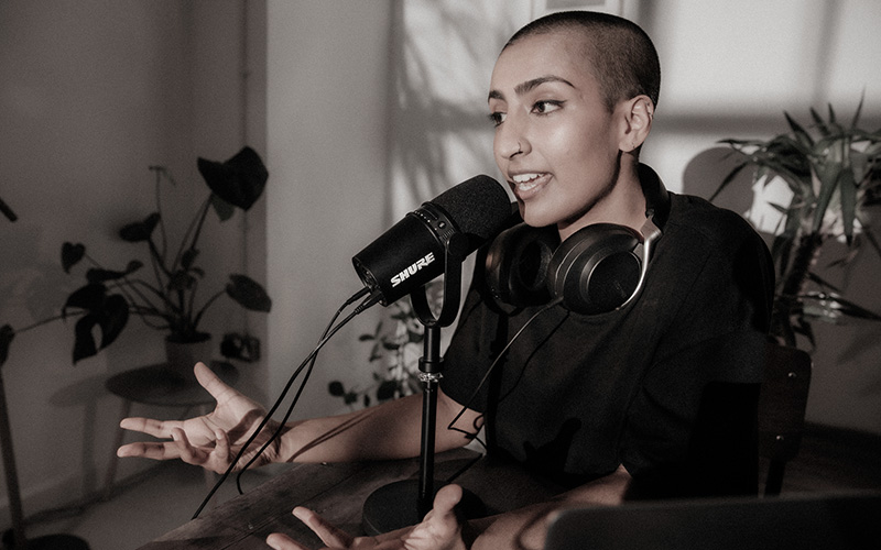 Nahr&aacute;v&aacute;n&iacute; podcastu s mikrofonem SHURE MV7 K