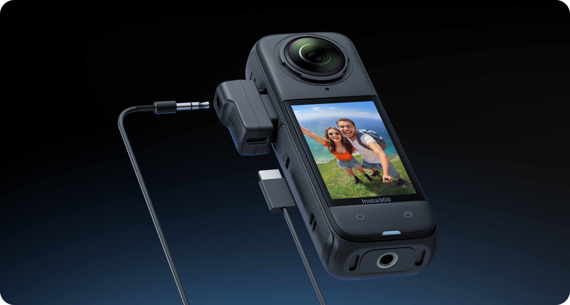 Insta360 X4 adaptér na mikrofón connects a microphone while the camera charges