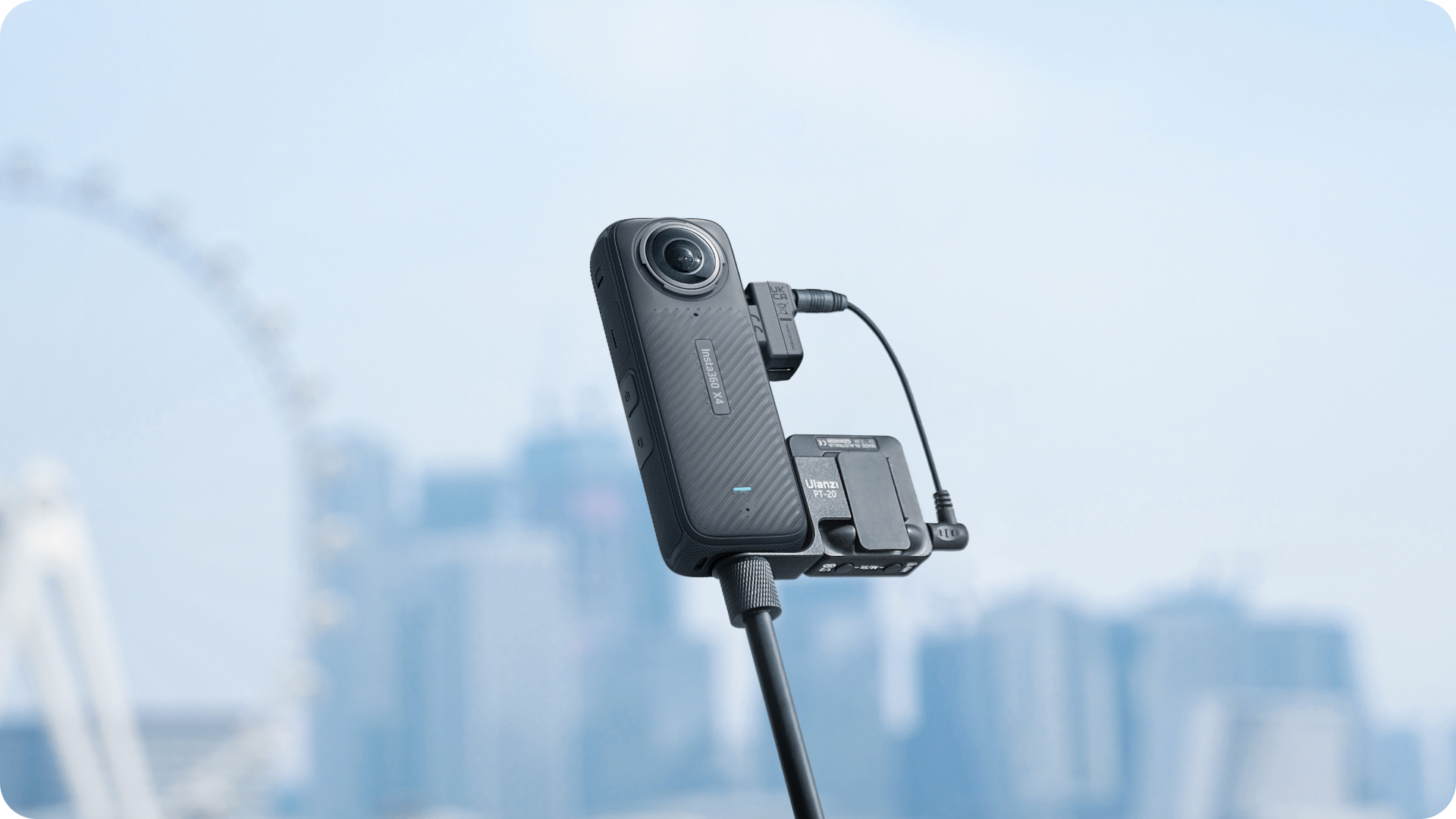 Insta360 X4 adaptér na mikrofón attached to the Insta360 X4