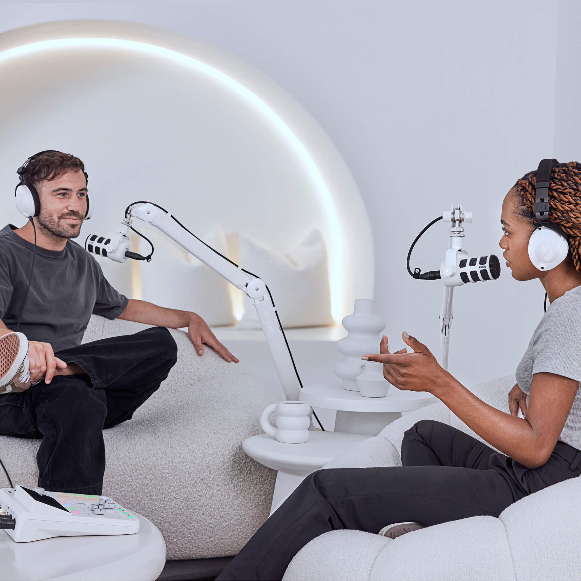 Biele rameno RØDE PSA1+ a biely PodMic vo svetlom podcastovom štúdiu