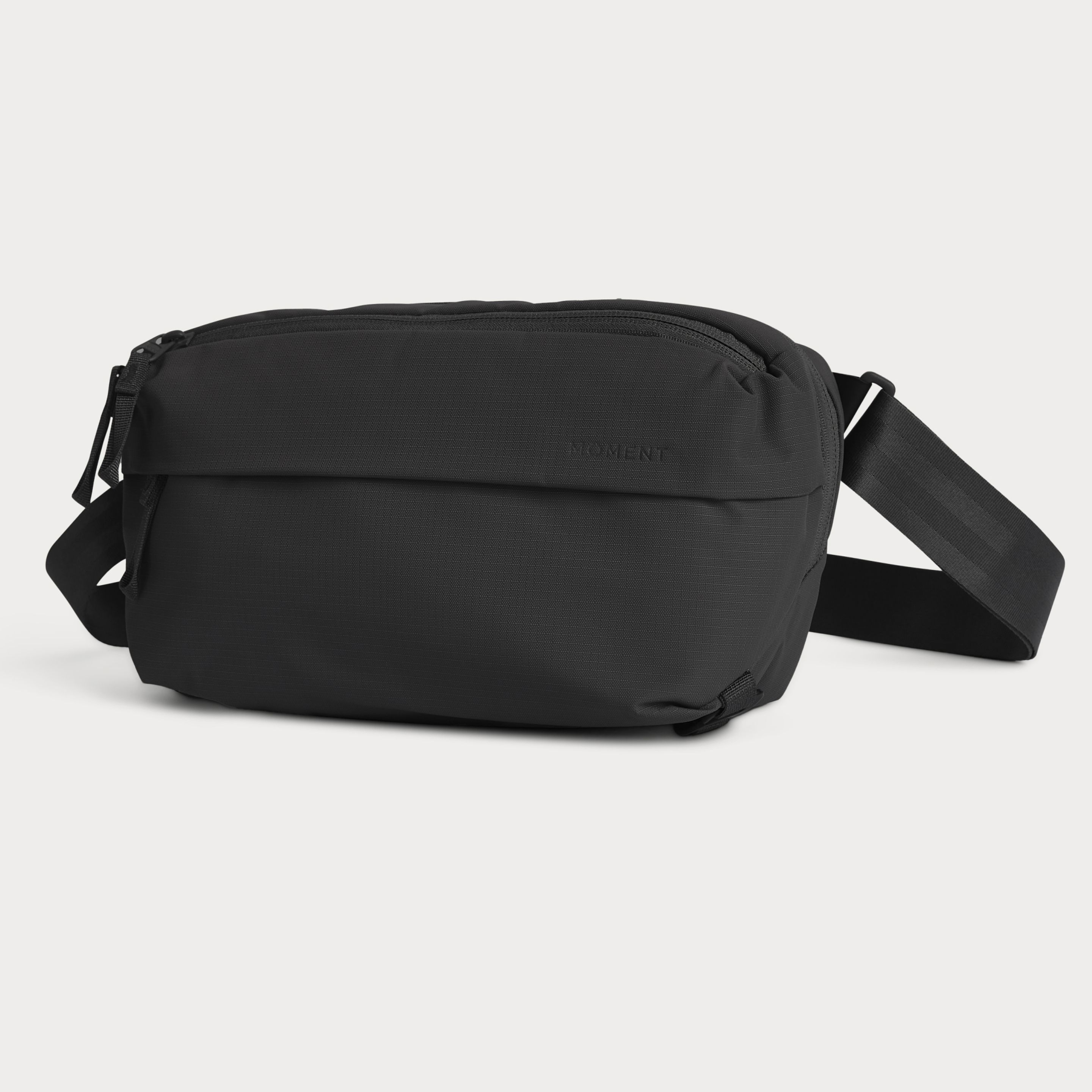 Moment Switch Sling 4L v černém provedení