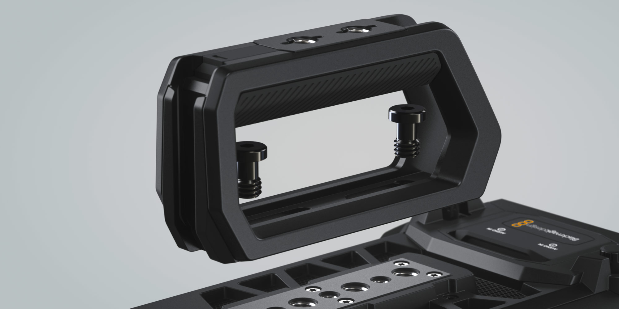 Blackmagic URSA Cine Handle v pracovnej zostave