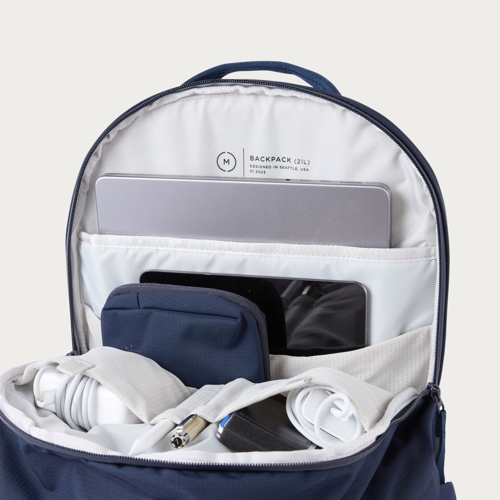 Moment Everything batoh 21 l, tmavomodrý – Polstrované vrecko na notebook
