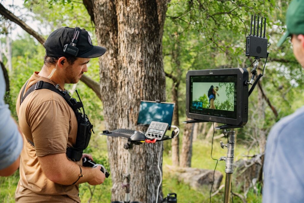 Atomos Sumo 19SE pri práci v teréne