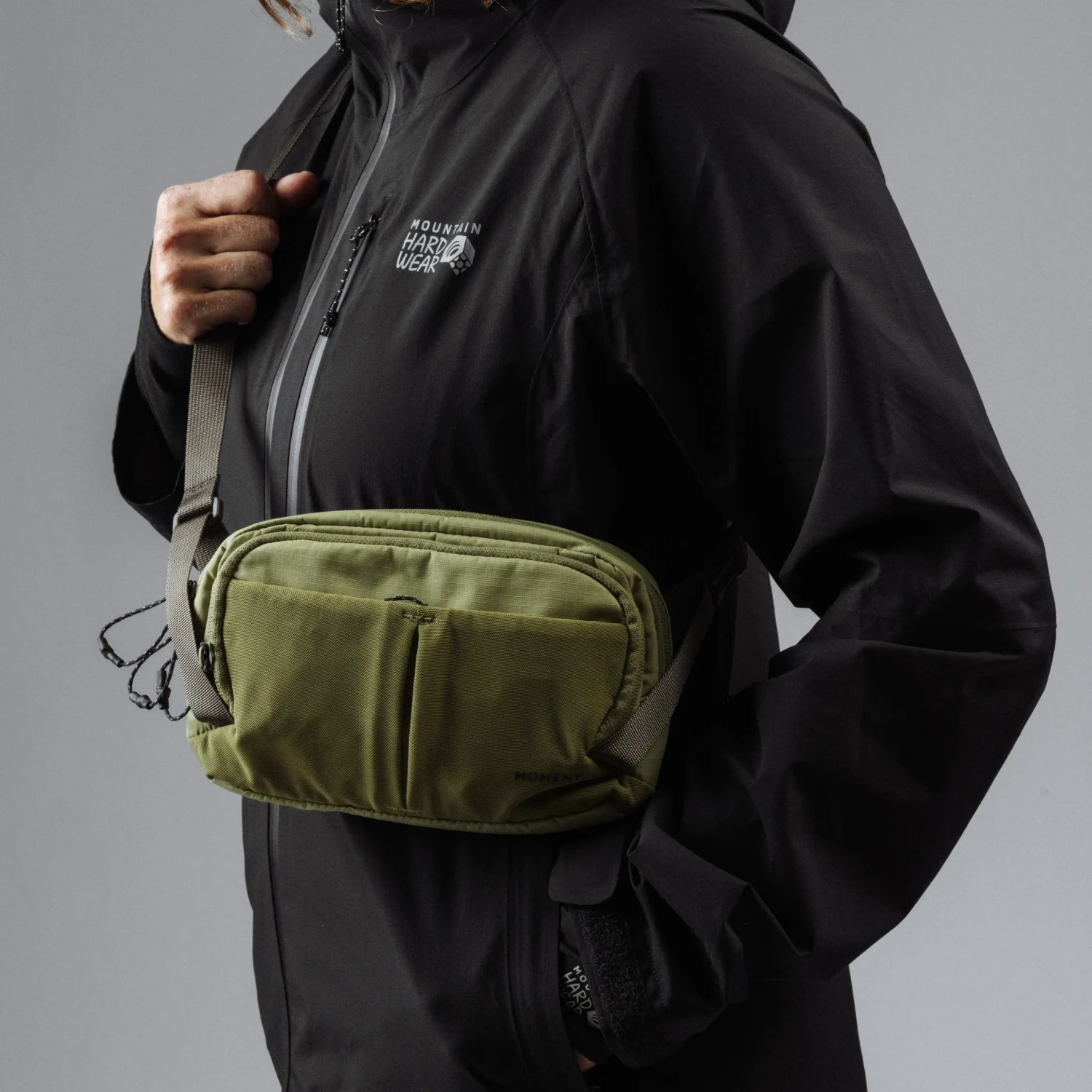 Moment Take Sling 1.5L Moss v terénu