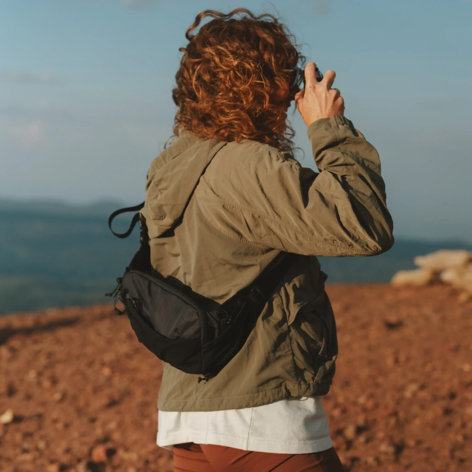 Moment Slate Sling 4L Black v terénu