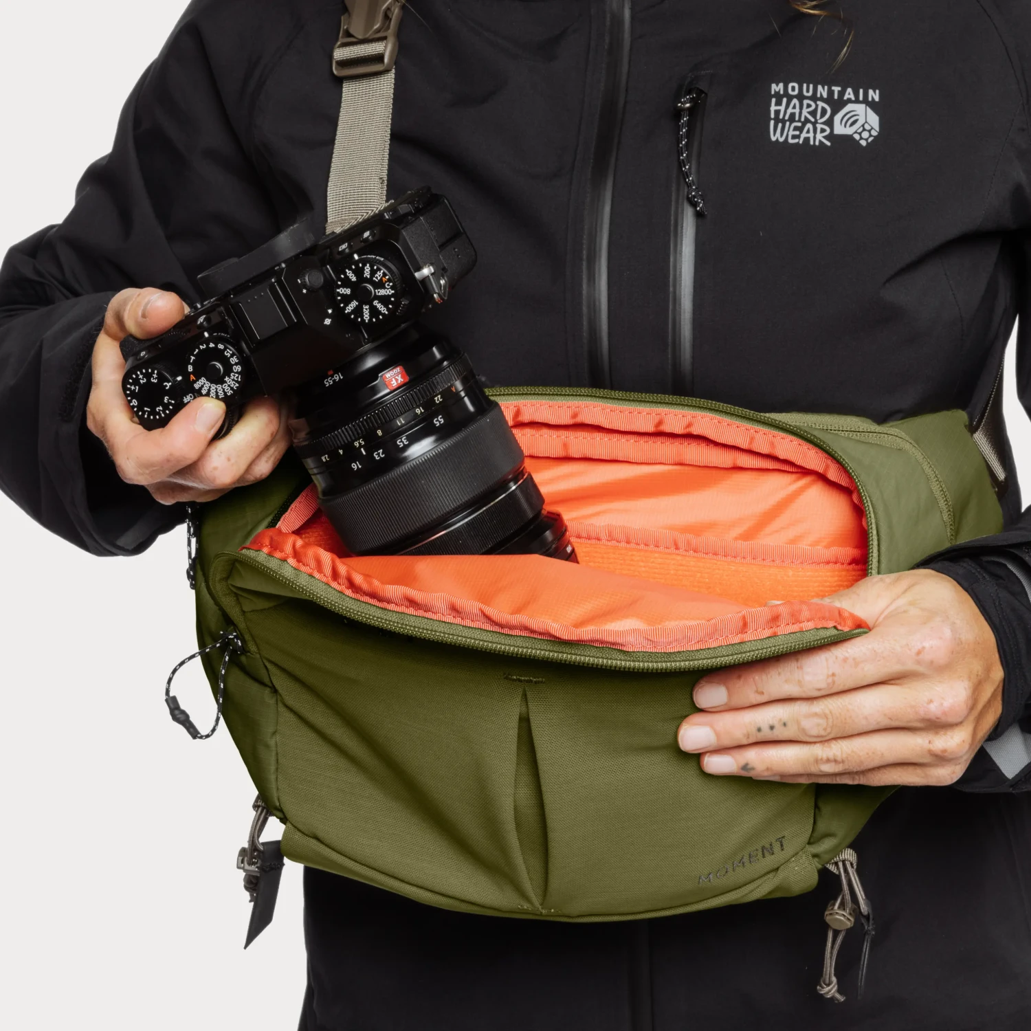 Moment Balance Sling 7L Moss při používání
