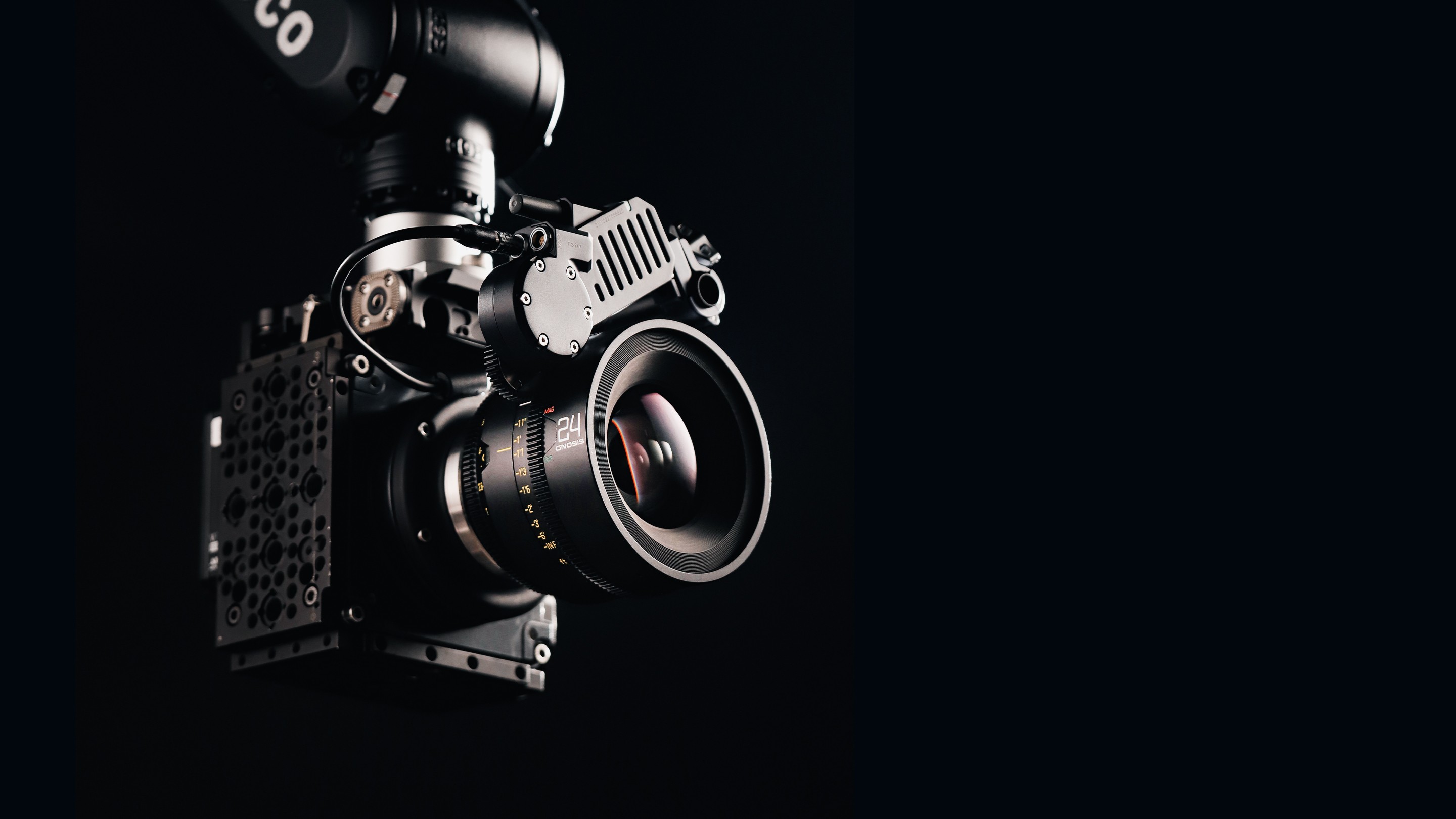Objektív DZOFilm Gnosis Macro 24 mm nasadený na filmovej kamere