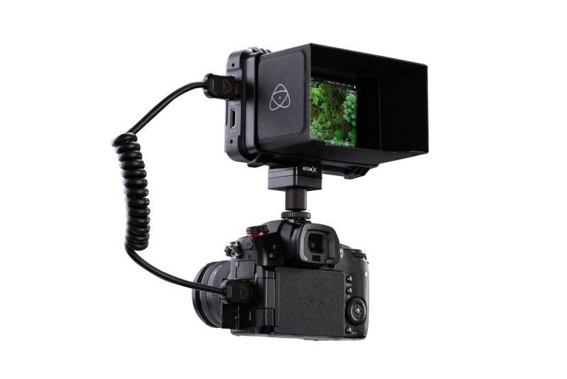 Clona Atomos ATOMSUN007 nasadená na monitore nad kamerou