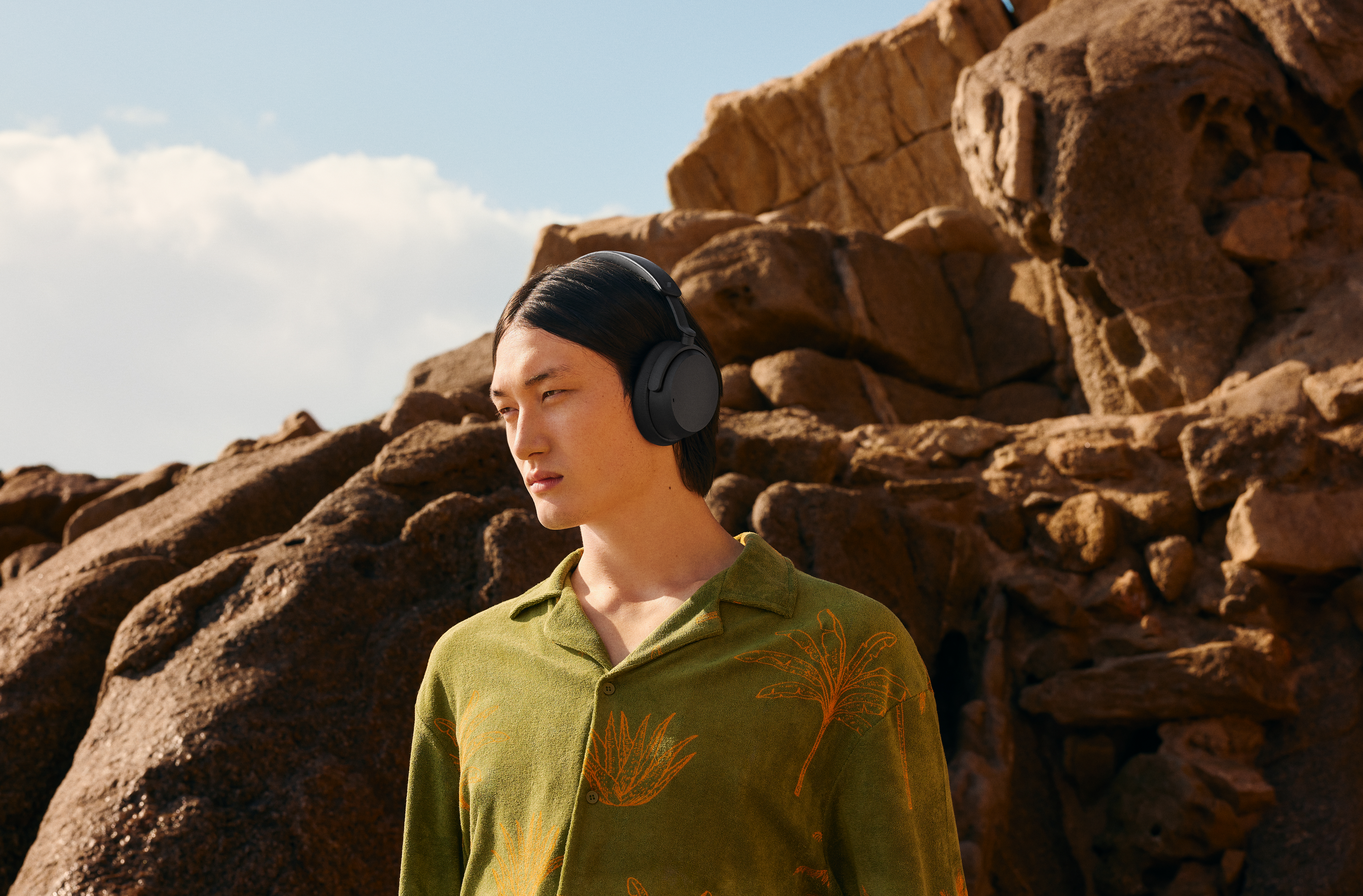 Detail sluchátek Sennheiser ACCENTUM Wireless v černém provedení