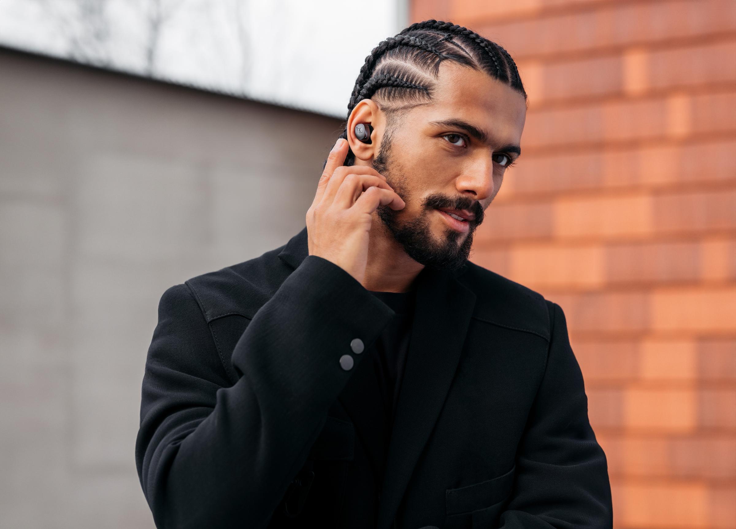 MOMENTUM True Wireless 4 Black Graphite při nošení