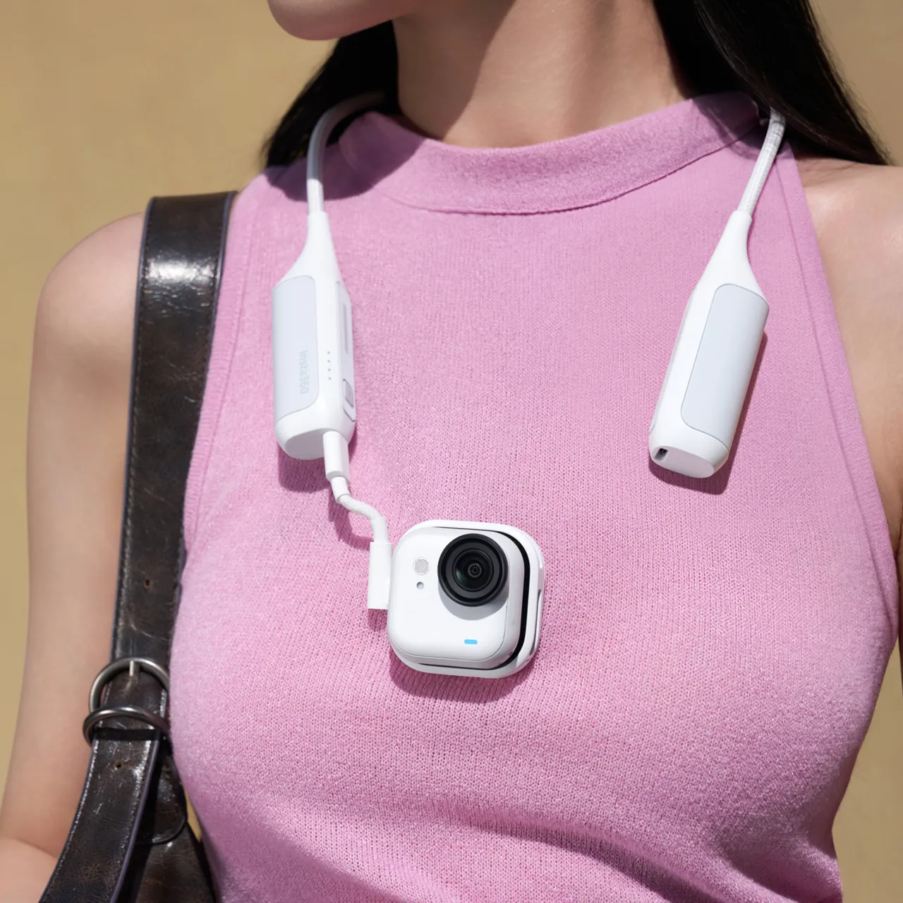 Kamera GO Ultra nosená na hrudi s držiakom FOMO Power Neck Mount