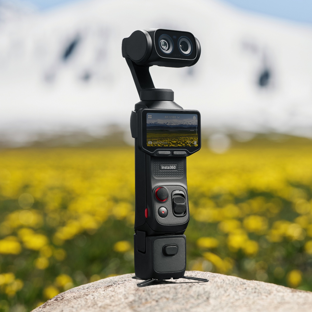 Kamera Insta360 Luna Ultra s rukoväťou pri natáčaní