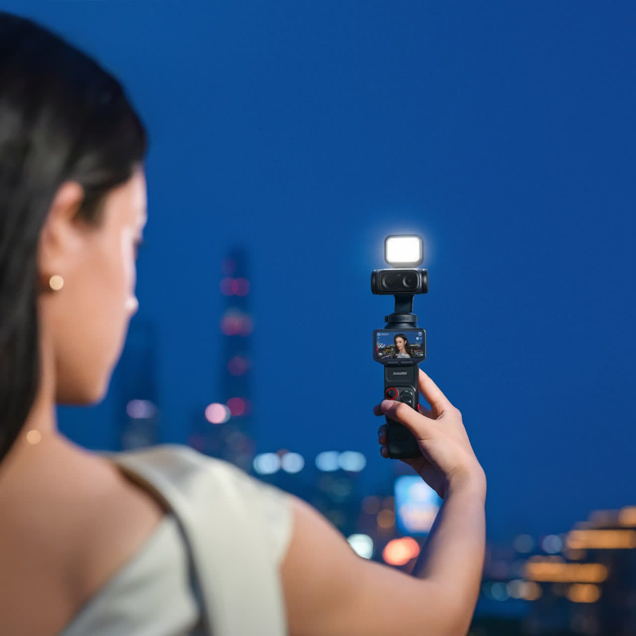 Mini Fill Light pri natáčaní s kamerou Insta360 Luna Ultra