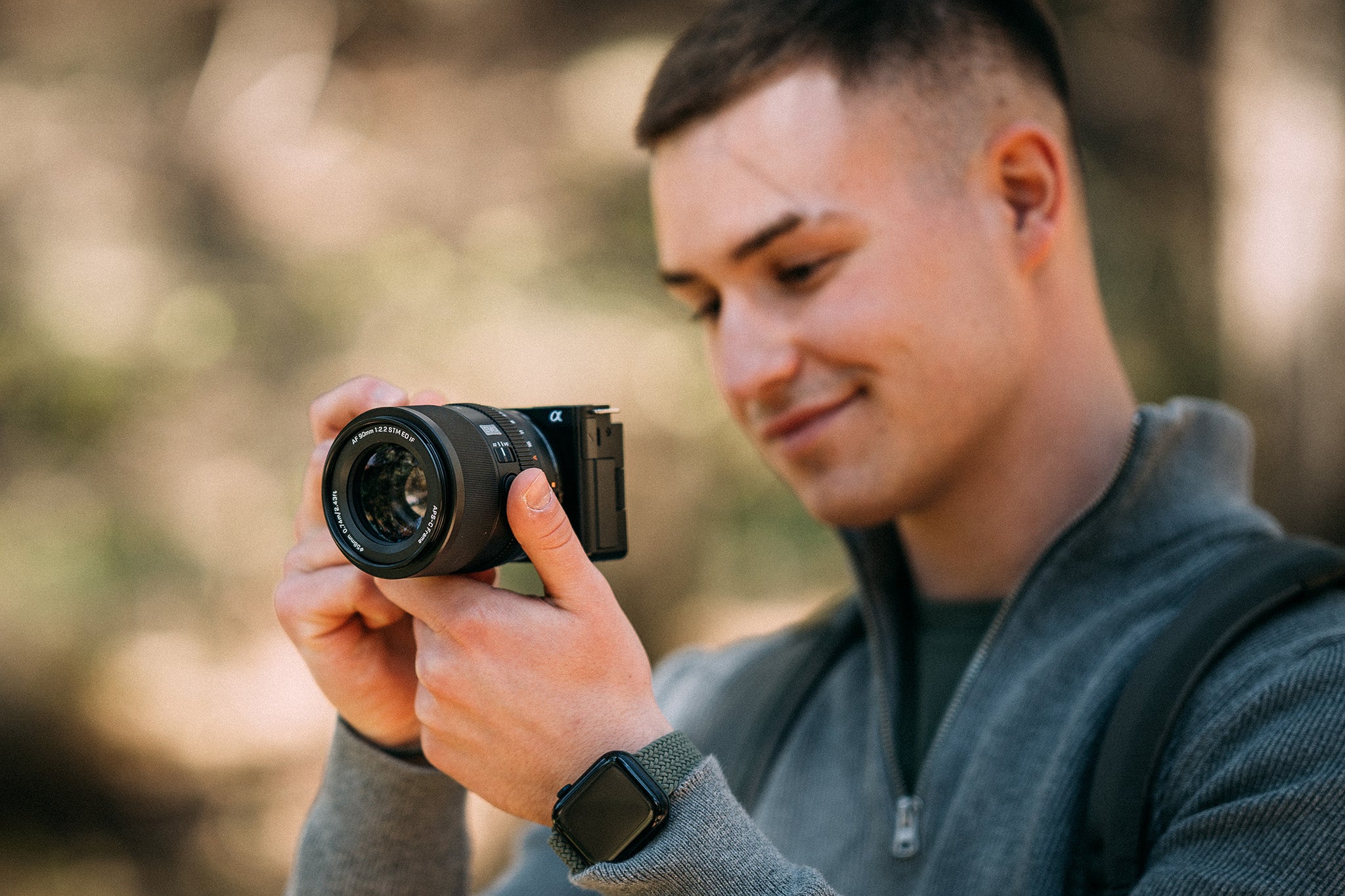 Kompaktný objektív Viltrox AF 90 mm F2,2 Z v ruke