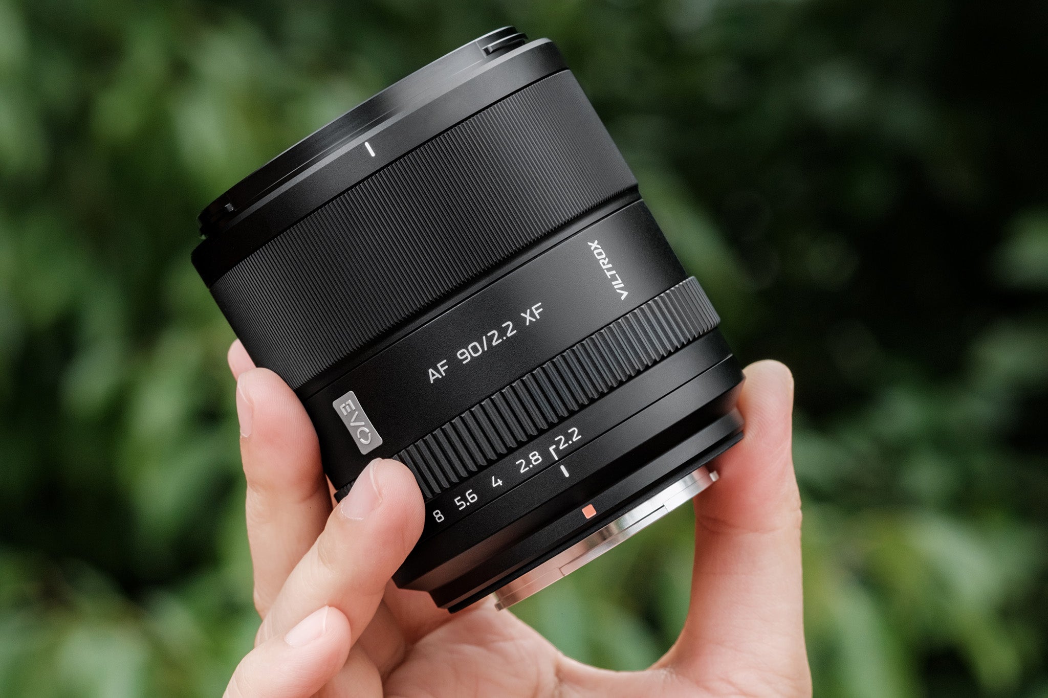 Kompaktný objektív Viltrox AF 90 mm F2,2 XF v ruke