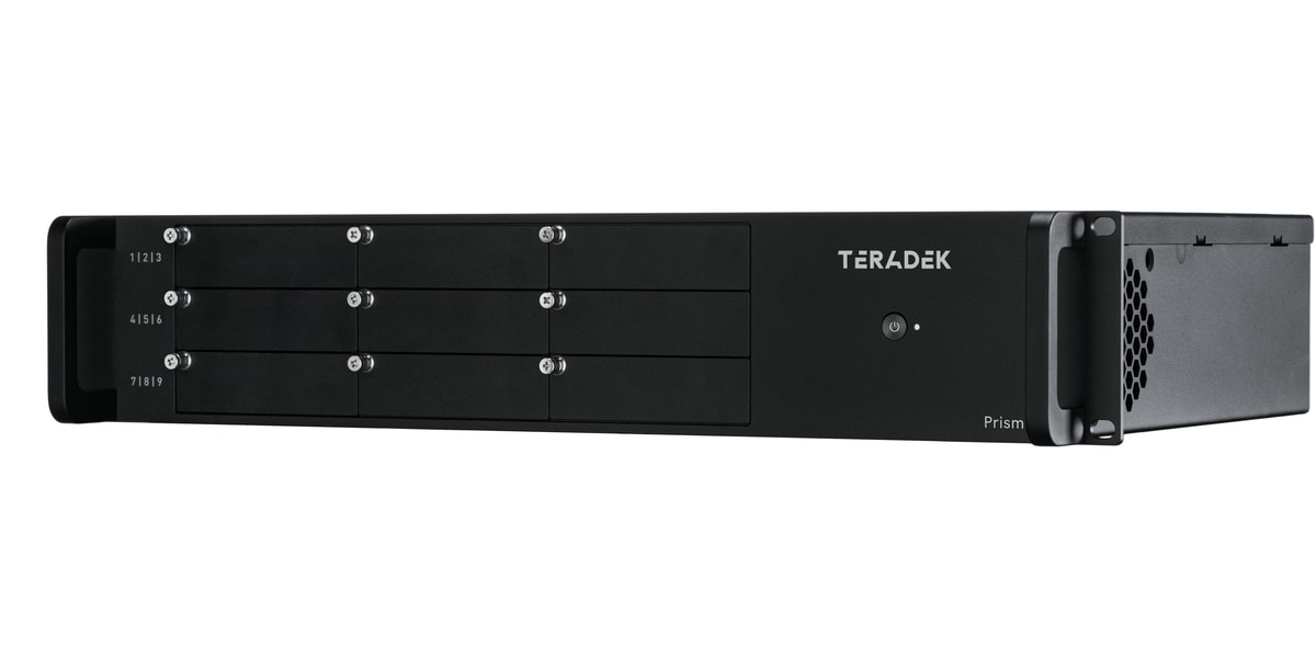 Prázdné základní rackové šasi Teradek Prism 802 v tříčtvrtečním pohledu
