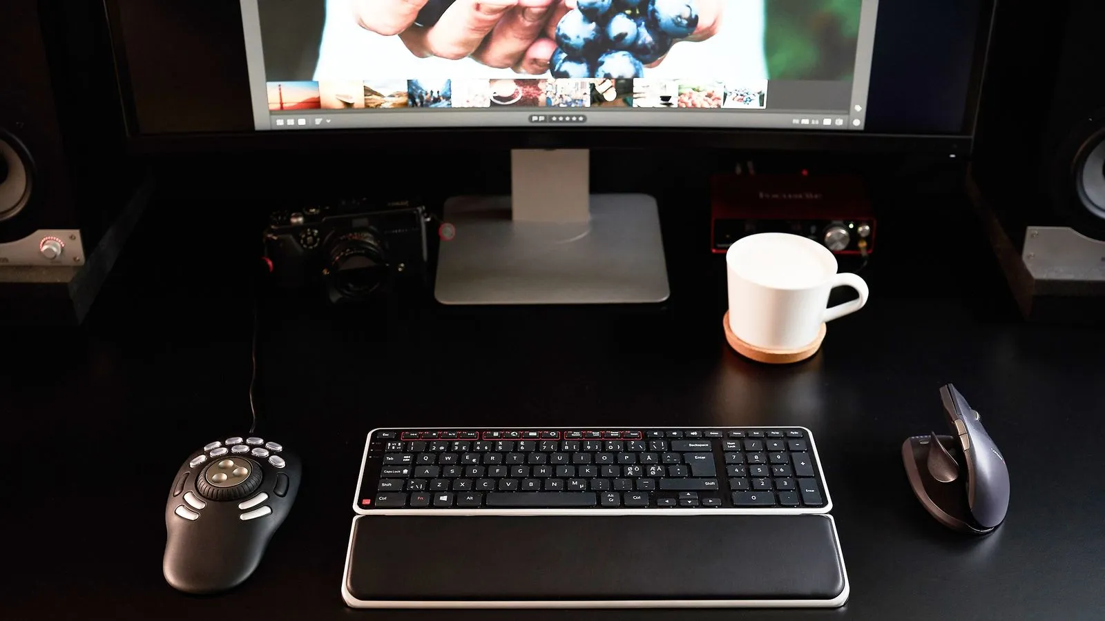 ShuttlePro V2 na pracovisku pre strih videa