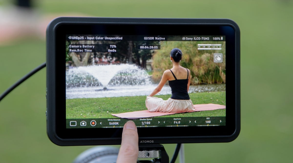 Dotykové ovládanie kompatibilného fotoaparátu na monitore Atomos Shinobi 7 II