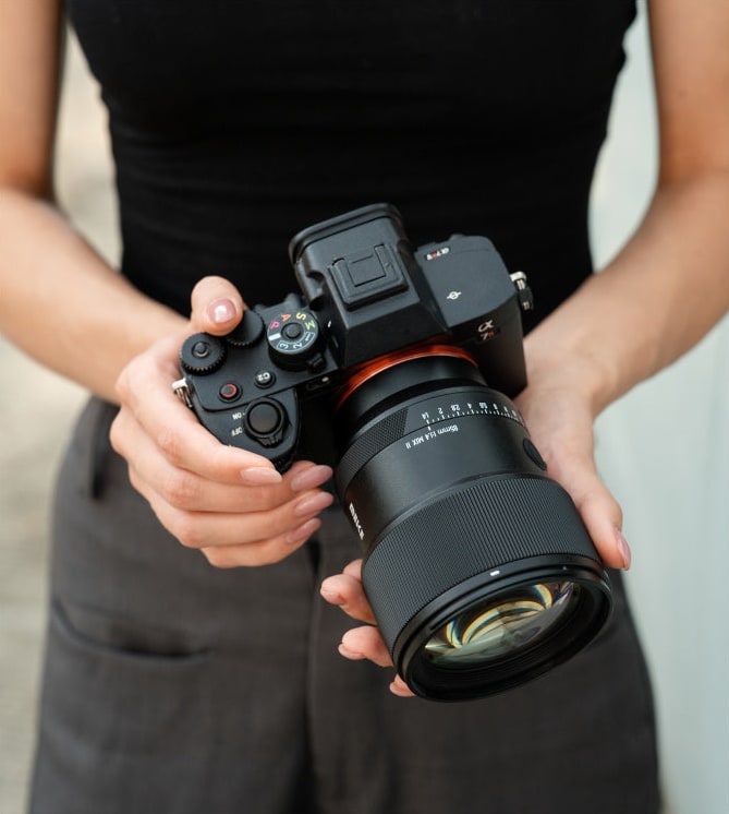 Meike 85mm F1.4 STM MIX II FE – Ľahké telo z polyméru