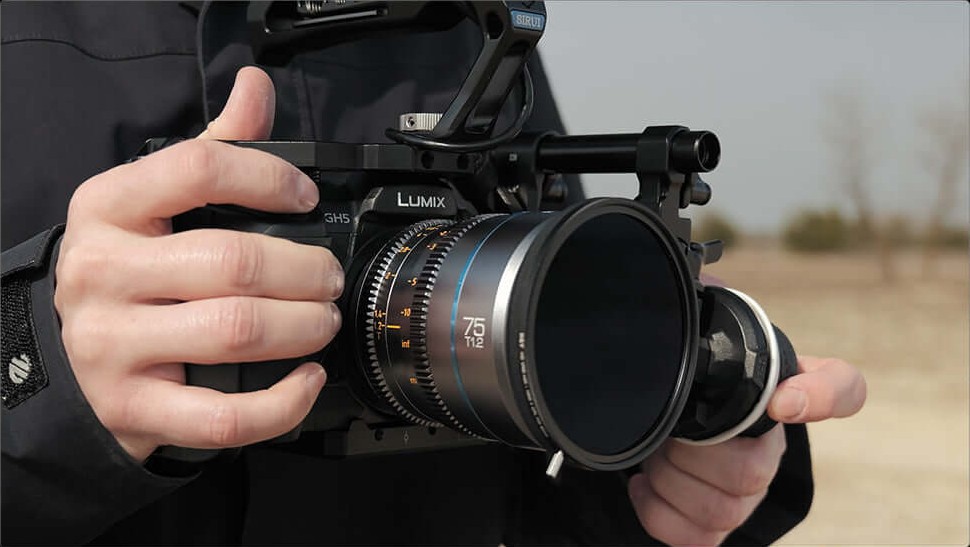 Sirui Nightwalker 75 mm T1,2 S35 manuálny cine objektív (Fujifilm X, kovovo sivý) – Do ruky aj na gimbal