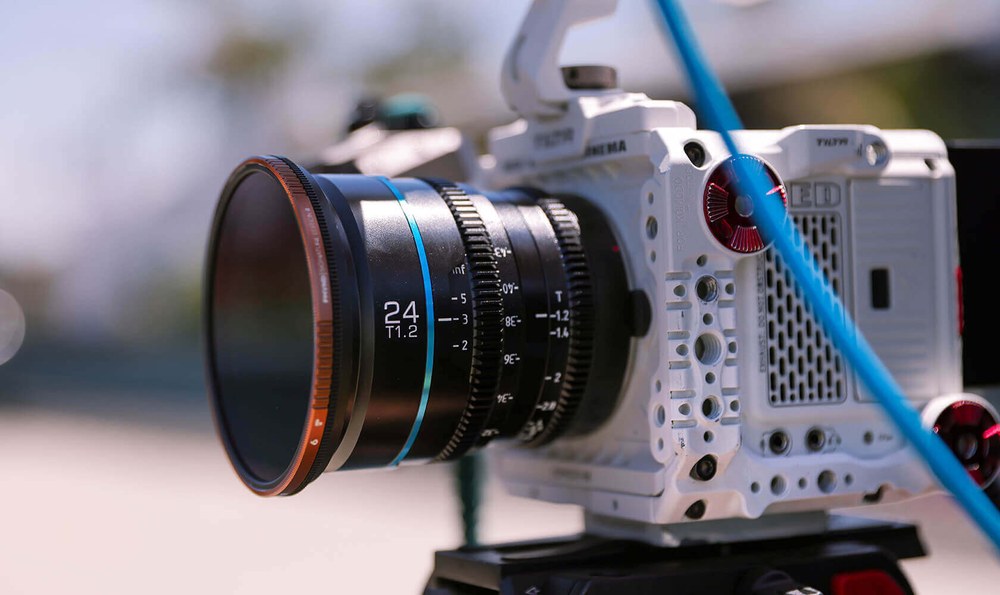 Sirui Nightwalker 24 mm T1,2 S35 manuálny cine objektív (Fujifilm X, čierny) – Do ruky aj na gimbal