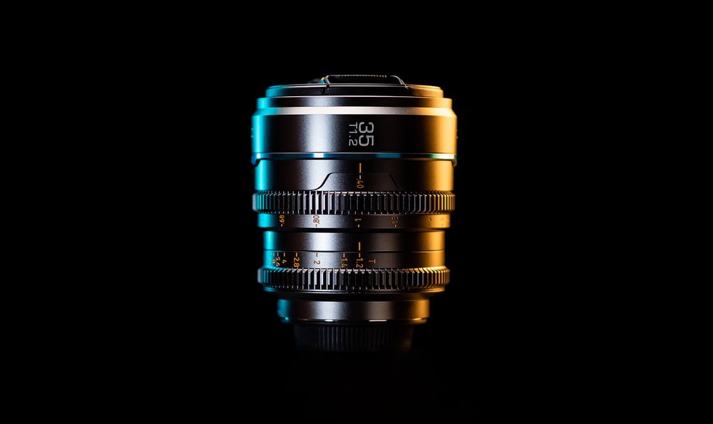 Sirui Nightwalker 35 mm T1,2 S35 manuálny cine objektív (Canon RF, kovovo sivý) – Do ruky aj na gimbal