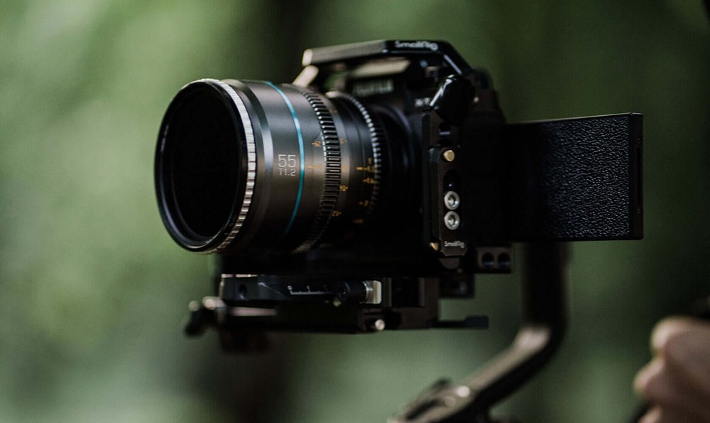 Sirui Nightwalker 55 mm T1,2 S35 manuálny cine objektív (L-Mount, kovovo sivý) – Do ruky aj na gimbal