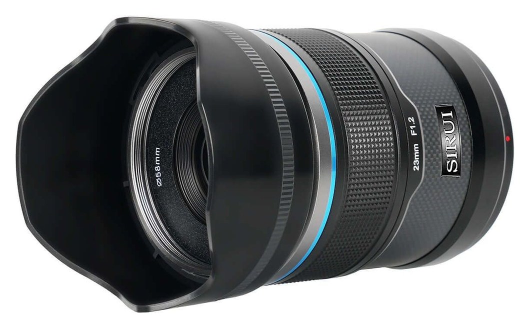 Sirui Sniper 23mm F1,2 APS-C AF objektív, Sony E, čierny – Čierne vyhotovenie: povrch z uhlíkových vlákien