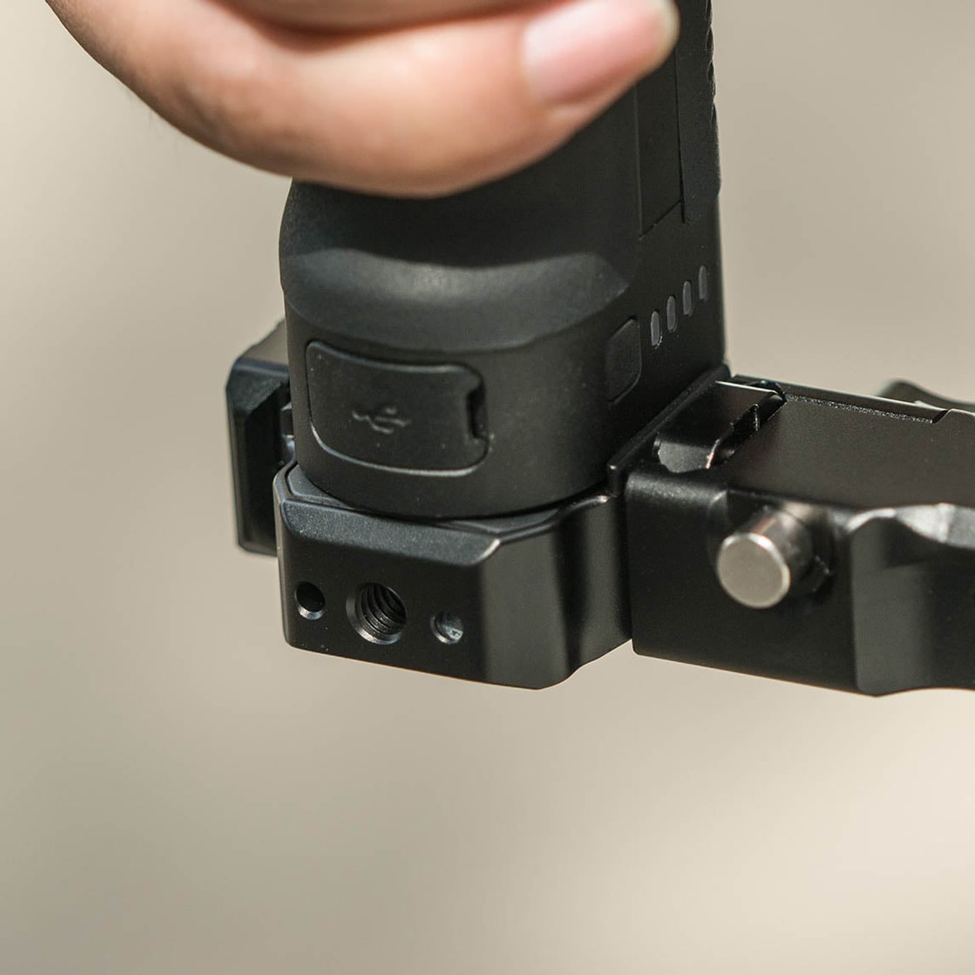 Závity 1/4″-20 a 3/8″-16 na spodku