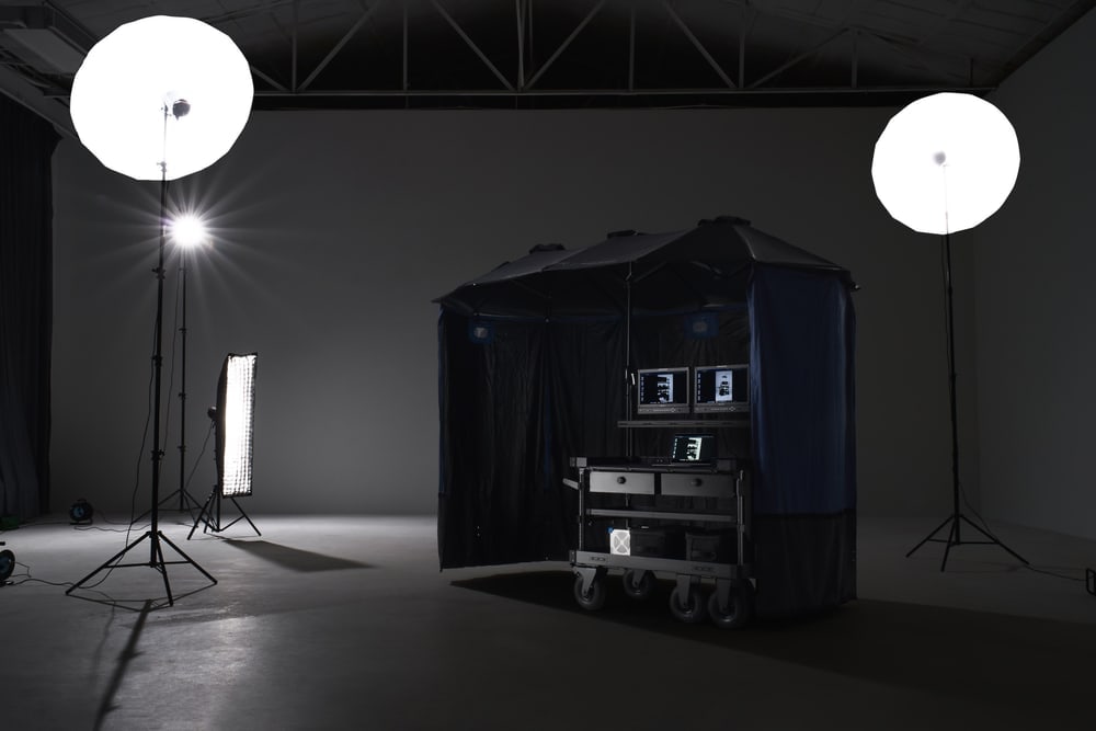So zatemňovacími plachtami je z neho video village