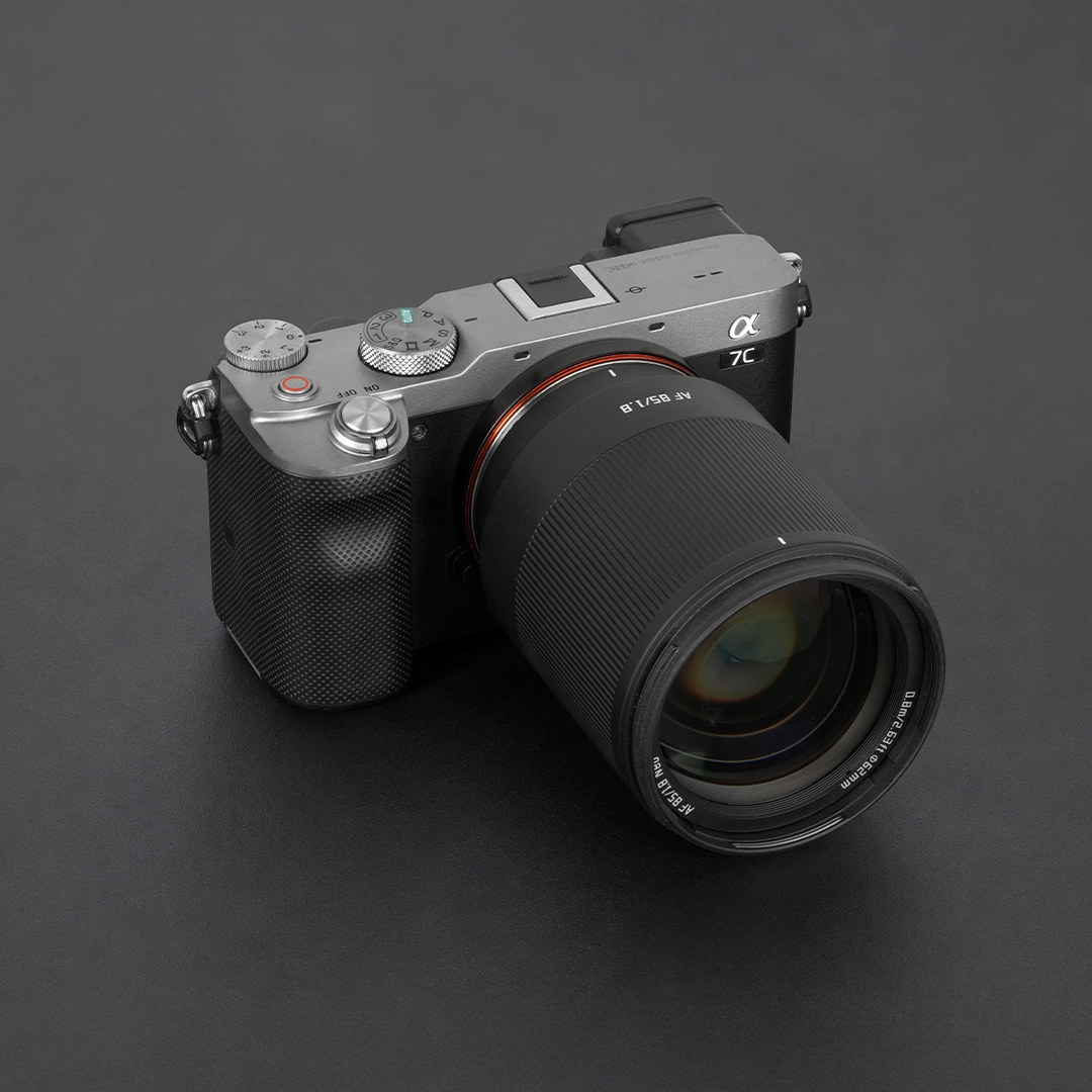 TTArtisan AF 85mm F1.8 Neo nasazený na Sony A7C