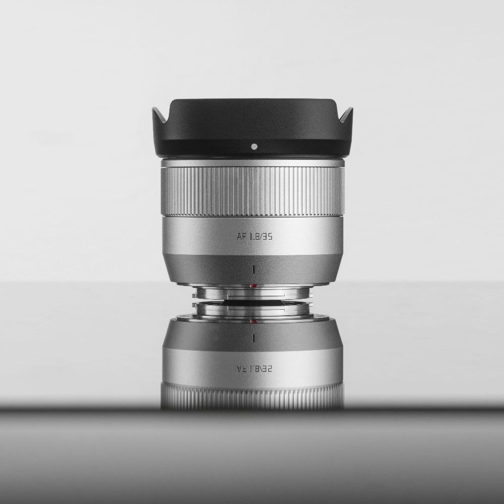 TTArtisan APS-C AF 35mm F1.8 II – Slnečná clona v balení
