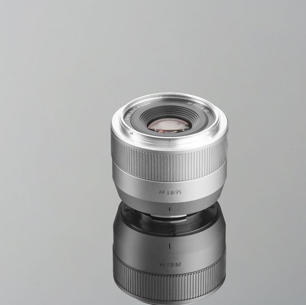 TTArtisan APS-C AF 35mm F1.8 II – Optika 10 prvkov v 7 skupinách