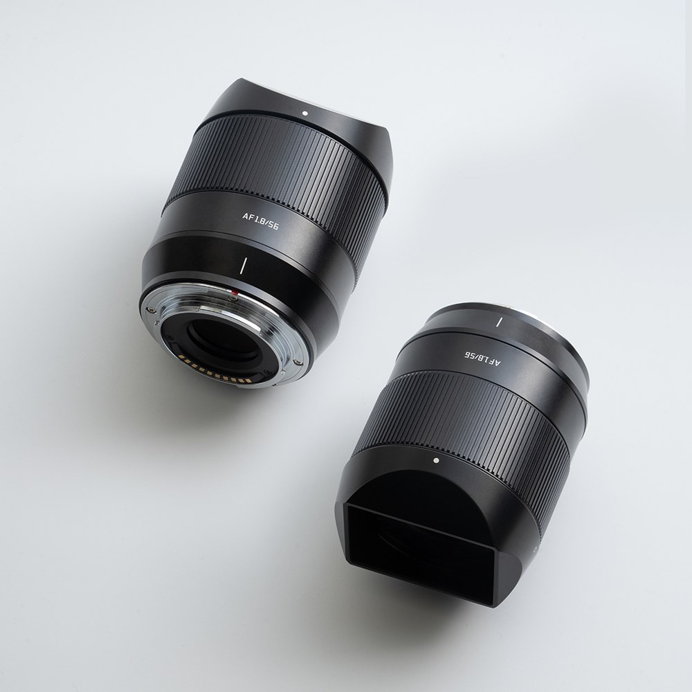 TTArtisan APS-C AF 56mm F1.8 – Celokovové telo a slnečná clona