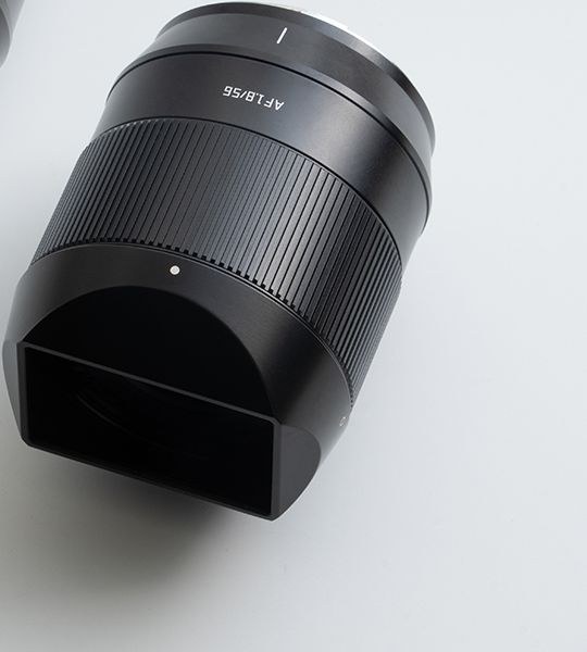 TTArtisan APS-C AF 56mm F1.8 – Celokovové telo a slnečná clona