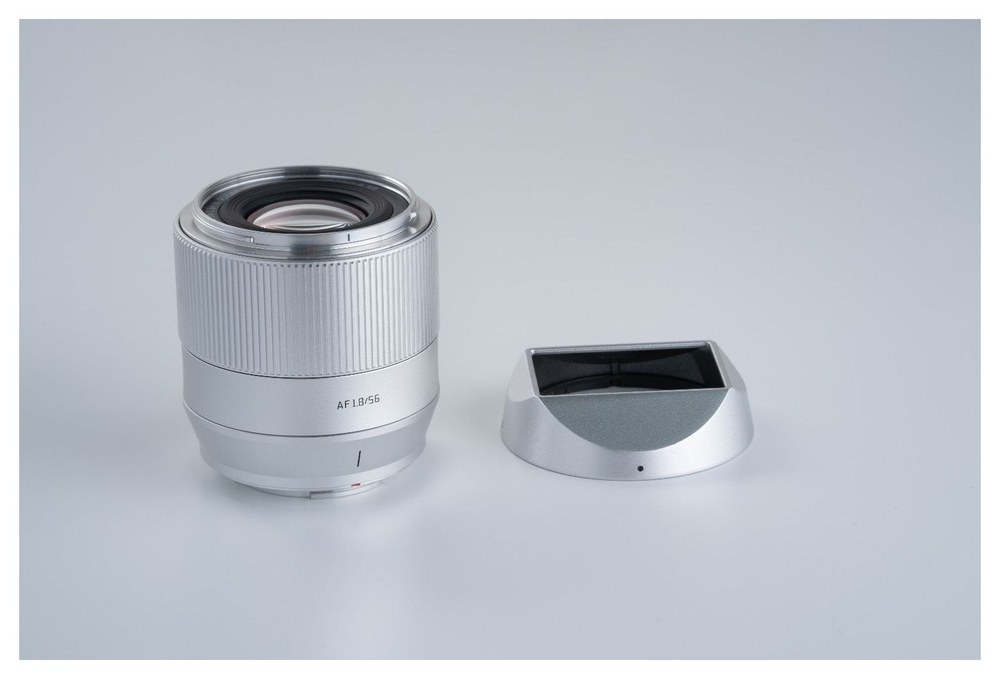 TTArtisan APS-C AF 56mm F1.8 – Celokovové telo a slnečná clona