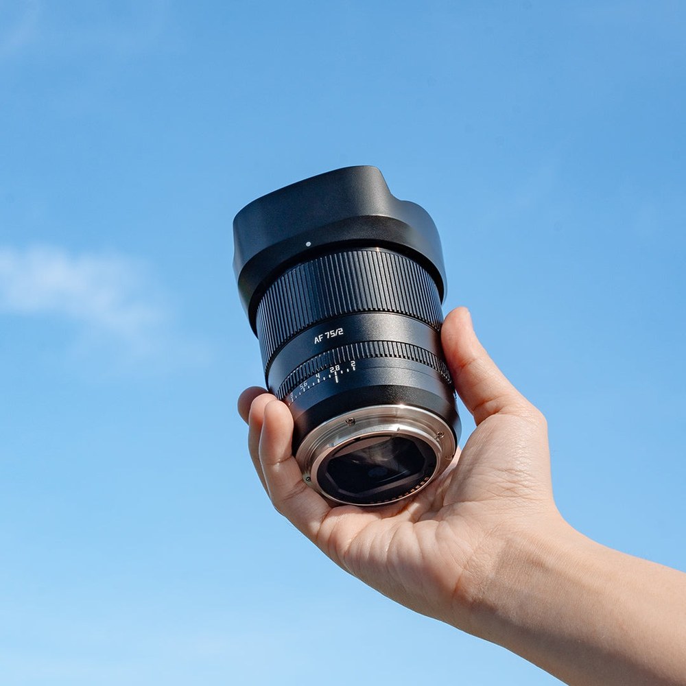 TTArtisan AF 75mm F2 – Kovové telo a slnečná clona