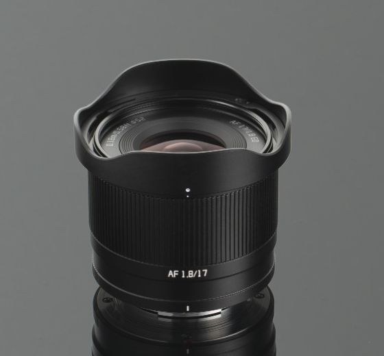 TTArtisan APS-C AF 17mm F1.8 – Slnečná clona v balení