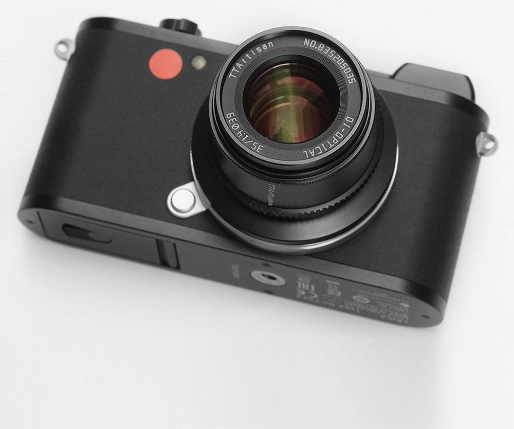 TTArtisan APS-C 35mm F1.4 – Približne 180 g v celokovovom tele