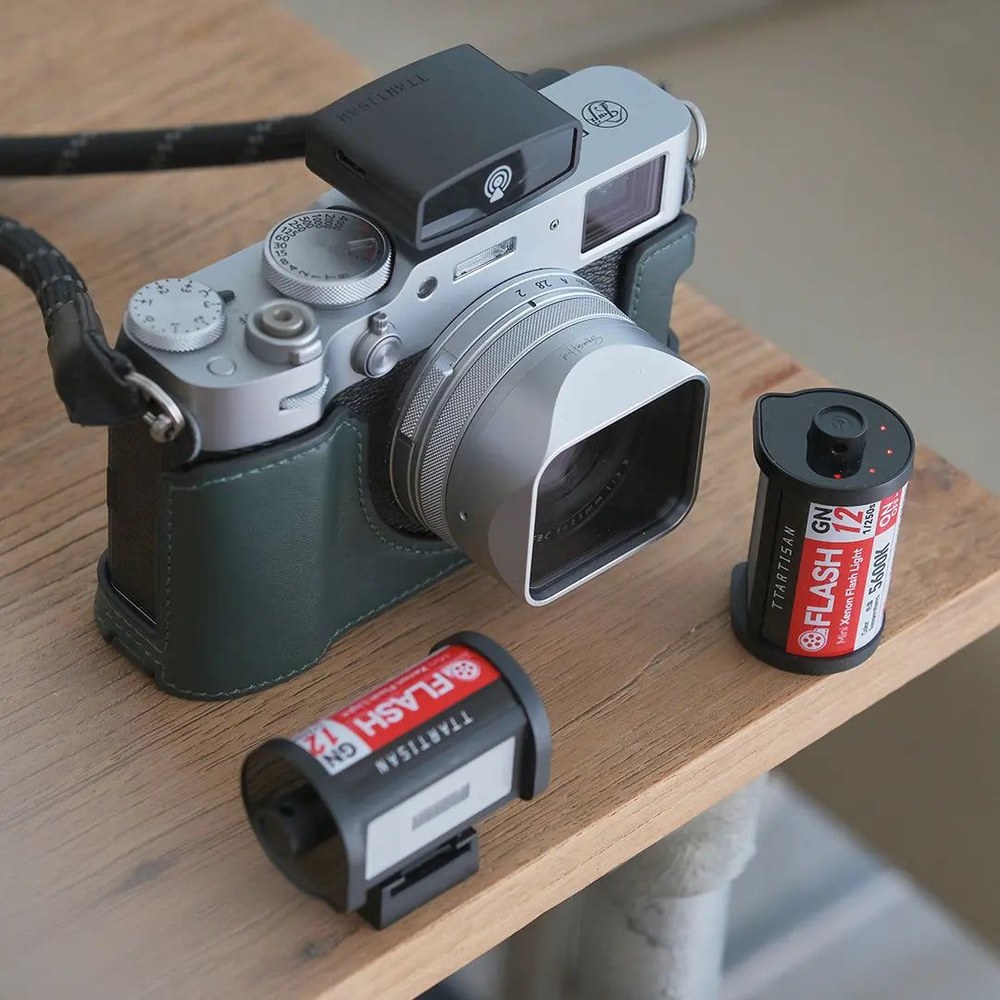 TTArtisan J01 Wireless Flash Trigger – Spúšť na fotoaparáte, blesk vedľa