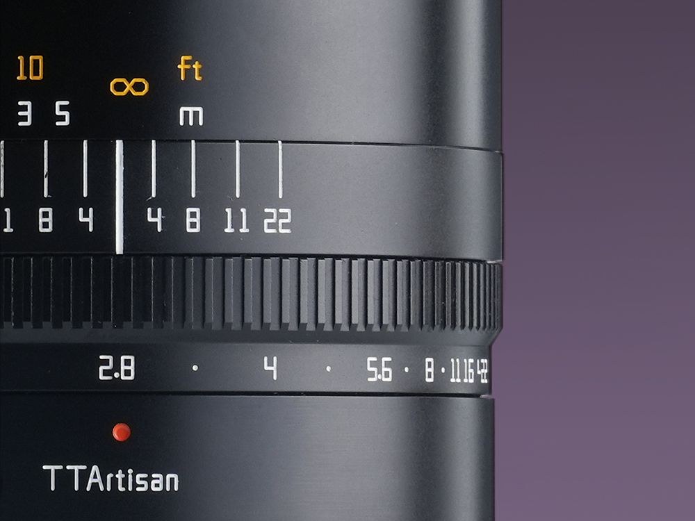 TTArtisan Macro 100mm F2.8 2x – Clona s aretáciou a stupnica zaostrenia