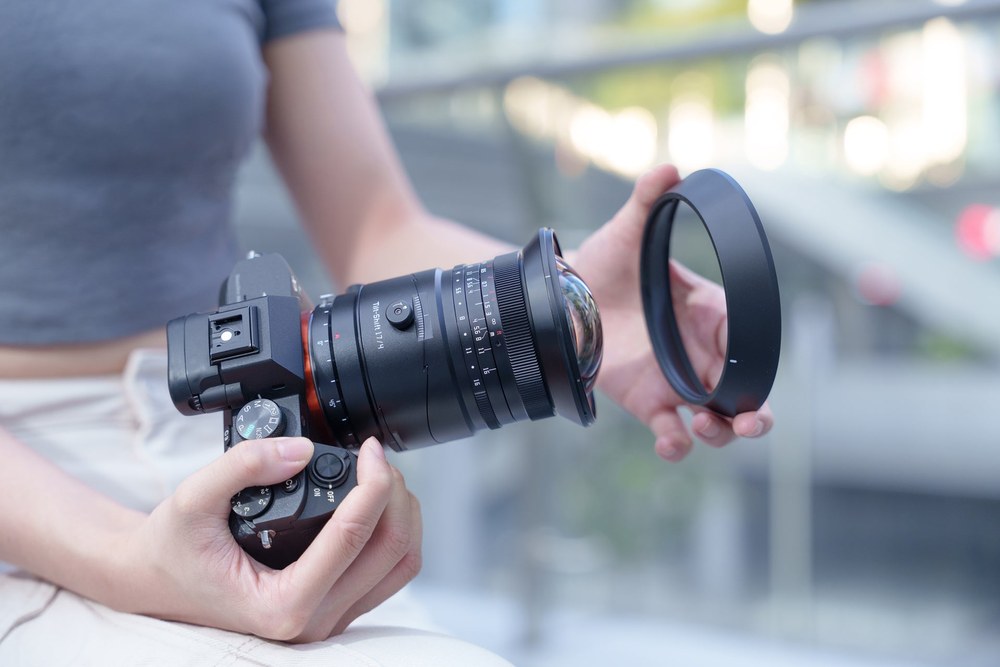TTArtisan Tilt-Shift 17mm F4 – Slnečná clona v balení