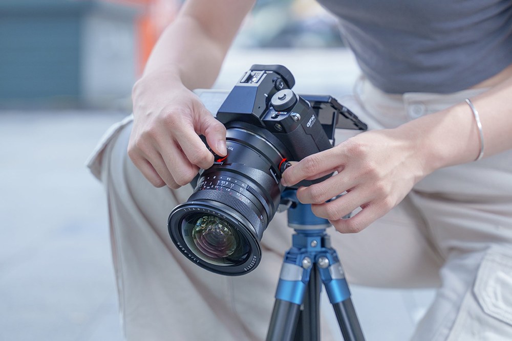 TTArtisan Tilt-Shift 17mm F4 – Otočenie o 360° s aretáciou po 15°